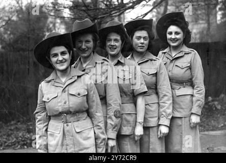 Un grande gruppo di ragazze della N.A.A.F.I sarà presto al lavoro a Singapore per la prima volta nella storia di Naafi in Estremo Oriente. Sono membri dell'E.F.I (Expeditionary Forces Institutes) che si sono guadagnati il soprannome di "mensa comandos". sui vari fronti di guerra. - - - - Spettacoli fotografici: Alcune delle ragazze ad una parata a Londra quando hanno ricevuto uniformi tropicali. - Da sinistra a destra:- Sgt J.M. Frant, C.S.M G. H Watson, Sgt E.G.McNaught, Pte C Streatton e Cpl R.. D Macmaster. - 12 febbraio 1946 Foto Stock