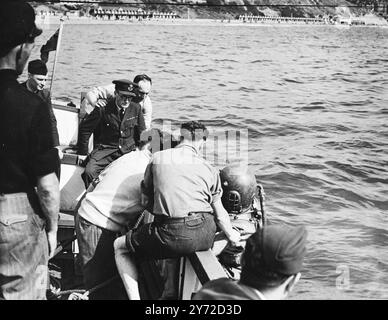 Migliaia di persone sul lungomare di Bournemouth videro uno Spitfire, che stava facendo acrobazie in relazione a un appello alla Battaglia d'Inghilterra per il Fondo Benevolent della RAF, improvvisamente si precipitò nel mare e scomparve. L'aereo è stato pilotato dal volo LT B.E.Green, un canadese. Un furgone radio era sulla riva e gli operatori e altri, compreso il sindaco di Bournemouth, erano in contatto con il pilota. Fu in risposta ad una richiesta via radio che Flight - tenente Green mise la sua macchina in una vittoria che si rivelò fatale. L'immagine mostra: Un subacqueo scende per localizzare lo Spitfire che si è schiantato nel litt marino Foto Stock