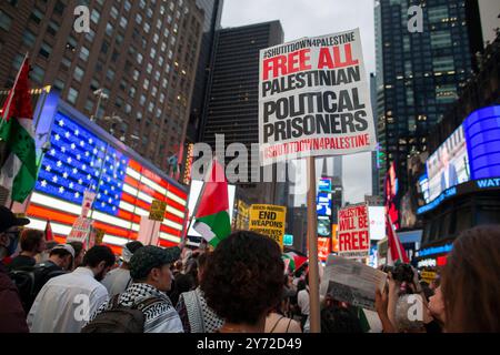 Un manifestante con un cartello con scritto Free All Palestinian Political Prisoners (tutti i prigionieri politici palestinesi liberi) è scritto su di esso mentre si unisce ad una manifestazione a Times Square a New York il 26 settembre 2024. I manifestanti pro-palestinesi si riuniscono a Bryant Park e poi marciano verso l'edificio delle Nazioni Unite per protestare contro la visita del primo ministro israeliano Benjamin Netanyahu, che ha spostato il suo discorso all'Assemblea generale delle Nazioni Unite da giovedì a venerdì. Hanno chiesto un cessate il fuoco immediato di 21 giorni attraverso il confine israelo-libanese, esprimendo al contempo il loro sostegno per un cessate il fuoco a Gaza a seguito di intense discussioni in seno all'Unione europea Foto Stock