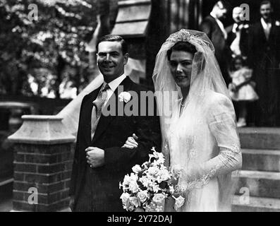 Il matrimonio di David Berkeley, figlio minore di Sir George Kenning, magnete motorio e Lady Kenning di Clay Cross, con Eileen Margaret Gordon, unica figlia del signor e della signora W.G. Wilcox, si è svolto oggi alla Holy Trinity Brompton. Immagini: Primo piano della sposa e dello sposo ritratti mentre lasciavano la Santissima Trinità. 17 settembre 1947 Foto Stock