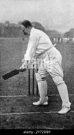 Foto sportiva d'archivio: Batting: K. J. Key (Sir Kingsmill James Key, IV baronetto, dell'Università di Oxford, MCC e Surrey) che gioca un colpo di spinta alle scivolate. Questa fotografia proviene da una serie di stampe fotografiche di giocatori di cricket dell'epoca vittoriana. Sono stati pubblicati nel 1897. Molti appaiono in posa, allo scopo di istruire. Foto Stock