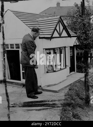 J.W. Bell di Goodmayes Lane, Seven Kings, Essex, ha approfittato delle serate più leggere e ha costruito sua figlia di 21 mesi Jacqueline una casa di bambole nuova, interamente realizzata con talee lasciate da case prefabbricate. La casa in miniatura è completamente attrezzata, con luci elettriche e mobili. Il sig. Bell ha realizzato i mobili dalle tavole d'anatra del Ministero delle forniture. Le immagini mostrano: Il signor Bell tiene d'occhio sua figlia Jacqueline mentre prova la nuova junior pre-fab. 7 settembre 1947 Foto Stock