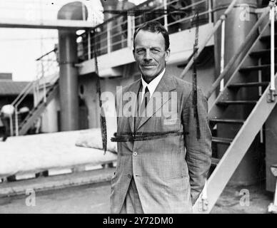 Navigando a bordo di una Cunnard Liner in rotta per il Brasile c'è A.G. Ponsonby nuovo console generale per Rio de Janeiro. 3 settembre 1947 Foto Stock