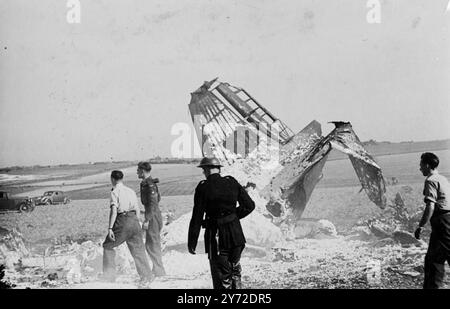 Il pilota e il navigatore, unici occupanti di un RAF Transport Command Dakota, sono morti quando l'aereo si è schiantato e sono esplosi in fiamme mentre giravano per atterrare all'aeroporto di Manston, vicino a Margate, questo pomeriggio. I vigili del fuoco della N.F.S di Margate e due agenti della RAF erano presto sul posto. L'aereo bruciò in modo avventato al centro di alcuni terreni agricoli aperti; i serbatoi di benzina sembravano esplodere all'impatto. 28 agosto 1947 Foto Stock