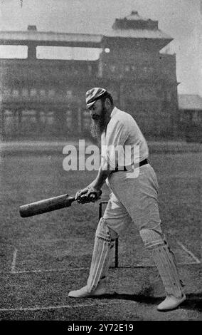 Foto sportiva d'archivio: Battuta: W. G. Grace che gioca il taglio quadrato (William Gilbert Grace che ha giocato per l'Inghilterra, la MCC, Gloucestershire e, più tardi, la contea di Londra). Questa fotografia proviene da una serie di stampe fotografiche di giocatori di cricket dell'epoca vittoriana. Sono stati pubblicati nel 1897. Molti appaiono in posa, allo scopo di istruire. Foto Stock