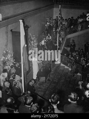 Il primo alto Commissario per il nuovo Stato pakistano, Ibrahim Rahimtoola, ha svelato la bandiera dell'indipendenza presso l'ufficio temporaneo pakistano di Lancaster House, Londra. La nuova bandiera dell'India era stata precedentemente sventolata sopra India House ad Aldwych. A causa della mancanza di alloggi, Rahimtoola non è stato in grado di trovare uffici a Londra adeguati per il suo staff. Per consentire la cerimonia di oggi, il governo britannico gli ha prestato Lancaster House per un solo giorno. L'alto Commissario pakistano si rivolge all'assemblea come cerimonia della casa di Lancaster oggi. Il dais Foto Stock