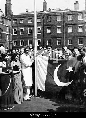 Il primo alto Commissario per il nuovo Stato pakistano, Ibrahim Rahimtoola, ha svelato la bandiera dell'indipendenza presso l'ufficio temporaneo pakistano di Lancaster House, Londra. La nuova bandiera dell'India era stata precedentemente sventolata sopra India House ad Aldwych. A causa della mancanza di alloggi, Rahimtoola non è stato in grado di trovare uffici a Londra adeguati per il suo staff. Per consentire la cerimonia di oggi, il governo britannico gli ha prestato Lancaster House per un solo giorno. Spettacoli fotografici: Guardati dai simpatici sostenitori dell'alto Commissario pakistano (a Flagstaff) è raffigurato con quello pakistano Foto Stock