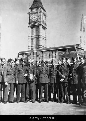 46 cadetti aerei provenienti da ogni provincia del Canada, ora in visita turistica a Londra, sono stati oggi portati in visita alla camera dei comuni da Sir Jocelyn Lucas, presidente del comitato di ospitalità della Lega d'oltremare. I cadetti canadesi stanno visitando la Gran Bretagna in una visita di scambio, mentre un numero simile di cadetti dei corpi di addestramento sta visitando il Canada. Spettacoli fotografici: Il Big Ben guarda maestosamente in basso alcuni cadetti canadesi mentre si riuniscono nella piazza del parlamento prima di iniziare il loro tour alla camera dei comuni questo pomeriggio. 12 agosto 1947 Foto Stock