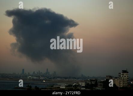 Beirut, Libano. 27 settembre 2024. Il fumo sale sopra il sobborgo meridionale di Beirut dopo un attacco aereo israeliano. Crediti: Marwan Naaman/dpa/Alamy Live News Foto Stock