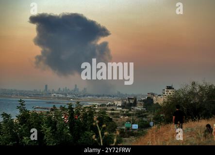 Beirut, Libano. 27 settembre 2024. Il fumo sale sopra il sobborgo meridionale di Beirut dopo un attacco aereo israeliano. Crediti: Marwan Naaman/dpa/Alamy Live News Foto Stock