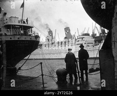 L'imperatrice del Canada (ex duchessa di Richmond) ha lasciato Liverpool ieri per il suo primo viaggio post-bellico in Canada. Chiamata a Québec e Montréal, è la prima nave a ripristinare il servizio di linea passeggeri con il grande dominio. Dopo un bel record di guerra, che comprendeva la partecipazione agli sbarchi nel Mediterraneo, questa nave da 20.000 t è stata completamente trasformata. L'alloggio passeggeri è stato ricostruito per fornire cabine più grandi, quindi la nave trasporterà molte meno persone e ora ha solo due classi - prima e turistica. Le immagini mostrano: Nella sua nuova e luminosa pace Foto Stock