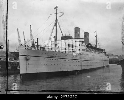 L'imperatrice del Canada (ex duchessa di Richmond) ha lasciato Liverpool ieri per il suo primo viaggio post-bellico in Canada. Chiamata a Québec e Montréal, è la prima nave a ripristinare il servizio di linea passeggeri con il grande dominio. Dopo un bel record di guerra, che comprendeva la partecipazione agli sbarchi nel Mediterraneo, questa nave da 20.000 t è stata completamente trasformata. L'alloggio passeggeri è stato ricostruito per fornire cabine più grandi, quindi la nave trasporterà molte meno persone e ora ha solo due classi - prima e turistica. Le immagini mostrano: Nella sua nuova e luminosa pace Foto Stock