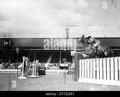 Il primo International Horse Show del dopoguerra, in cui sono rappresentate squadre provenienti da Gran Bretagna, Francia, Belgio, Italia ed Eire, aperto alla White City, Londra, oggi. I membri della famiglia reale parteciperanno durante lo spettacolo, che si chiude venerdì con la presentazione dei trofei da parte del feldmaresciallo Lord Wavell. Spettacoli fotografici: Poco critico, guidato dal noto pilota belga madame Legrand, fa un salto in uno degli eventi di salto alla città Bianca questo pomeriggio. 7 luglio 1947 Foto Stock