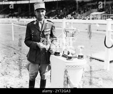 Un'altra vittoria equestre è andata in Francia questo pomeriggio, quando la squadra francese ha partecipato alla gara di salto dell'International Horse Show - la cui finale si è svolta oggi - vinta alla Edward Prince of Wales Cup. Anche i rappresentanti di Belgio, Italia, Eire e Gran Bretagna parteciparono a questa competizione alla città Bianca. Immagini: Il comandante Pierre Cavaille, capitano della squadra francese, nella foto alla White City di Londra, questo pomeriggio con i trofei vinti dai francesi all'International Horse Show. 11 luglio 1947 Foto Stock