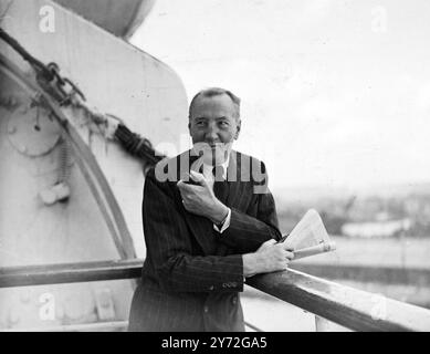 Lord Inverchapel, AMB britannico per gli Stati Uniti, era tra i passeggeri che arrivavano a Southampton da New York a bordo del transatlantico "Queen Elizabeth" ieri sera. È qui per due mesi di vacanza e non intende essere un peso per il razionamento britannico durante il suo soggiorno, perché ha combattuto con lui dall'America 10 chili di burro 8 chili di pancetta tra gli altri generi alimentari l'ultimo per la sua visita. 8 luglio 1947 Foto Stock