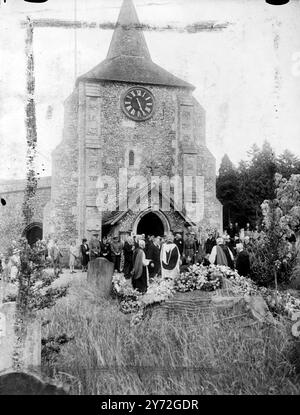 Il visconte Bennett, ex primo ministro del Canada, noto come il costruttore dell'Impero, è stato sepolto ieri a St Michaels, pittoresca chiesa parrocchiale del XIV secolo di Mickelham, nel Surrey, a pochi metri dalla strada della casa in cui viveva in pensione. Il servizio è stato condotto dal vescovo di Guildford - Dr J. Macmillan. Immagini: In mezzo al paesaggio che amava così tanto, il corpo del visconte Burnett è sepolto nel cimitero di St Michaels. Luglio 1947 Foto Stock