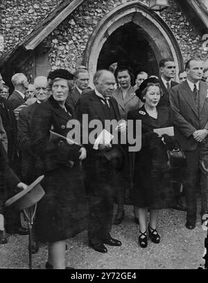 Il visconte Bennett, ex primo ministro del Canada, noto come il costruttore dell'Impero, è stato sepolto ieri a St Michaels, pittoresca chiesa parrocchiale del XIV secolo di Mickelham, nel Surrey, a pochi metri dalla strada della casa in cui viveva in pensione. Il servizio è stato condotto dal vescovo di Guildford - Dr J. Macmillan. Illustrazioni: Lord Braverbrook (centro) era tra coloro che hanno partecipato al servizio funebre. Con lui a destra c'è Lady Selsdon. Luglio 1947 Foto Stock