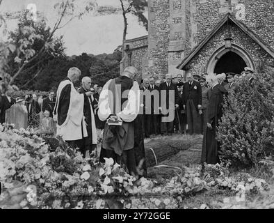 Il visconte Bennett, ex primo ministro del Canada, noto come il costruttore dell'Impero, è stato sepolto ieri a St Michaels, pittoresca chiesa parrocchiale del XIV secolo di Mickelham, nel Surrey, a pochi metri dalla strada della casa in cui viveva in pensione. Il servizio è stato condotto dal vescovo di Guildford - Dr J. Macmillan. Le immagini mostrano: I lutto che comprendevano alti ufficiali dei servizi e rappresentanti dell'Impero, nella foto alla tomba del visconte Burnett durante la cerimonia di sepoltura di Mickelham. Luglio 1947 Foto Stock