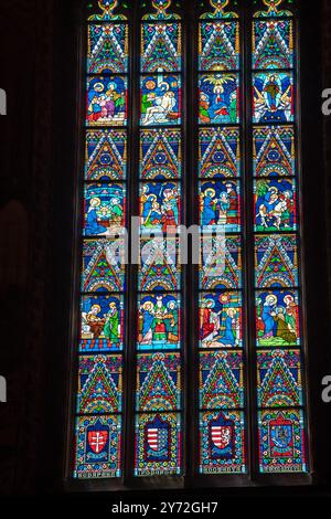 Le finestre di vetro macchiate dentro la chiesa di San Mattia a Budapest, Ungheria Foto Stock