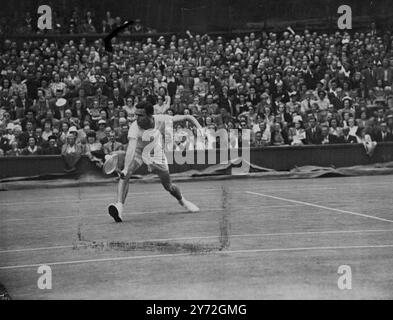 La partita più importante del programma a Wimbledon oggi è stata la prima partita al Centre Court dove il seeded Tom Brown (USA) stava giocando a Budge Patty (USA) nelle semifinali dei singoli maschili per il Lawn Tennis Championship. Gli altri giocatori rimasti in semifinale sono il campione americano J. Kramer e i Dinny Pails australiani. Luglio 1947 Foto Stock