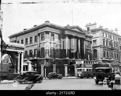 Apsley House, Hyde Park Corner, residenza londinese dei Duchi di Wellington dal 1820, è stata presentata alla nazione dall'attuale settimo duca di 62 anni. È conosciuta universalmente come "numero uno, Londra”. L'immagine mostra: 'No.1, Londra' - una vista di Apsley House, Hyde Park Corner. 21 giugno 1947 Foto Stock