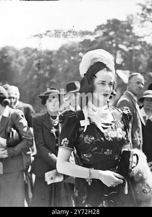 Il primo giorno di Royal Ascot oggi, tenuto al sole estivo, ha mostrato una notevole diminuzione dell'austerità che ha prevalso fin dai tempi pre-bellici. La volpe formale, i tipici cappelli ascot e l'abito mattutino erano la regola nel recinto reale per questa incomparabile occasione sportiva e sociale. L'incontro si è aperto con una guida di stato lungo il campo dalla famiglia reale che era venuta da Windsor per la corsa. Nella maggior parte delle gare in programma per il meeting di quattro giorni, tra cui le barre d'oro di oggi e le puntate di ascot, i cavalli allevati in casa troveranno una forte opposizione da molte voci provenienti dalla Francia. Immagini Foto Stock