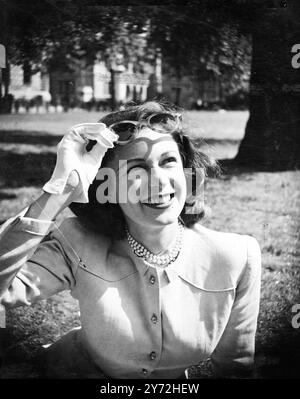 La signorina Geraldine Fitzgerald, nata a Dublino, famosa attrice cinematografica di Hollywood di 31 anni, si sta godendo il suo soggiorno a Londra e sta visitando The Sites. Visitò St James' Park, approfittando del clima tropicale e non essendo una nuova arrivata in Inghilterra, dovette alzare gli occhiali per assicurarsi che tutto il sole fosse vero. 28 maggio 1947 Foto Stock