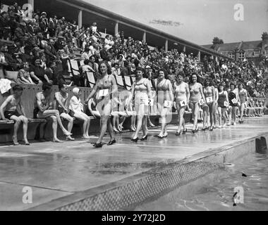 La famosa piscina di Hastings e St Leonard, considerata la più bella d'Europa, è stata inaugurata da sabato a sabato per la sua prima stagione su scala pre-bellica. - Immagini: La sfilata di bellezze balneari guidata dalla vincitrice Miss Moira Knight, all'apertura della piscina di Hastings. - 24 maggio 1947 Foto Stock