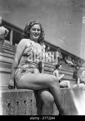 La famosa piscina di Hastings e St Leonard, considerata la più bella d'Europa, è stata inaugurata da sabato a sabato per la sua prima stagione su scala pre-bellica. Le immagini mostrano: Beauty Queen of Hastings e la diciassettenne Miss Moira Knight di St. Leonard, una cittadina locale, ritratta dopo la sua infezione all'apertura della piscina di Hastings. 24 maggio 1947 Foto Stock