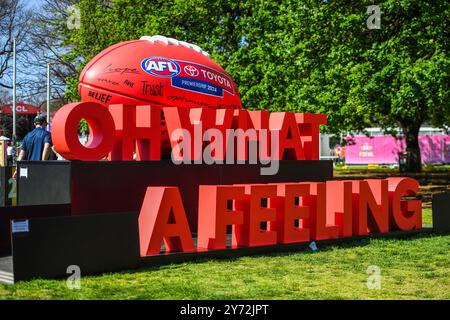 Melbourne, Australia. 27 settembre 2024. Il cartello sponsorizzato dalla Toyota è collocato vicino allo stadio MCG prima della finale dell'AFL. La Grand Final Parade dell'Australian Football League e il Footy Festival si svolgono nello Yarra Park di fronte al Melbourne Cricket Ground Stadium davanti all'AFL? Finalissima. L'evento offre intrattenimento per tutte le età, tra cui esibizioni dei giocatori, omaggi, AFL Play zone, musica e alcuni dei migliori food truck e bar di Melbourne. Credito: SOPA Images Limited/Alamy Live News Foto Stock