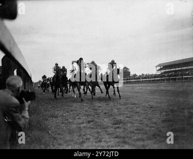 La grande "Jubilee" handicap, grande gara al Kempton Park di questo pomeriggio, è stata vinta dalla Royal Tara di Mr D Morris, guidata dall'apprendista T.Gosling. Il secondo fu Claro di Aga Khan (G.. Richards Up), con il signor F Heliss' Epi D'Or VII, terzo, guidato da P.Blanc. 10 maggio 1947 Foto Stock