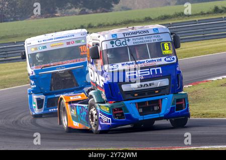 John Powell nel DAF LF JP Racing che ha portato L'UOMO di Graig Evan fuori da Palmer. 2023 British Truck Racing Championship, Snetterton, Norfolk, Regno Unito Foto Stock