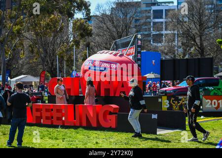 Melbourne, Australia. 27 settembre 2024. Il cartello sponsorizzato dalla Toyota è collocato vicino allo stadio MCG prima della finale dell'AFL. La Grand Final Parade dell'Australian Football League e il Footy Festival si svolgono nello Yarra Park di fronte al Melbourne Cricket Ground Stadium davanti all'AFL? Finalissima. L'evento offre intrattenimento per tutte le età, tra cui esibizioni dei giocatori, omaggi, AFL Play zone, musica e alcuni dei migliori food truck e bar di Melbourne. Credito: SOPA Images Limited/Alamy Live News Foto Stock