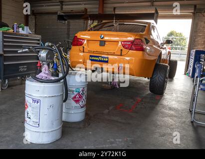 Geoff Steel Racing BMW M3 E90 di Lee Goldsmith nel garage prima della gara del Rowe Britcar Trophy Championship 2023 a Snetterton, Norfolk, Regno Unito Foto Stock