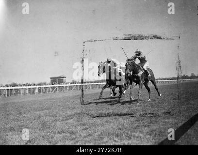 Il secondo giorno della seconda riunione primaverile a Hurst Park si è tenuto oggi in un sole brillante. Immagini: Il traguardo della Victoria Cup, grande gara di Hurst Park oggi: Il traguardo della Mayfair Selling Plate a Hurst Park oggi. Bridegroom, guidato da Gordon Richards, sta vincendo da Super Sonic, con Rose of Kerry. 26 aprile 1947 Foto Stock