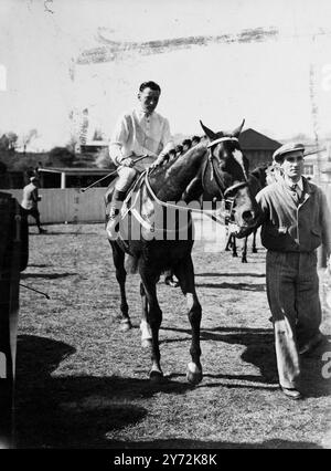 Il secondo giorno della seconda riunione primaverile a Hurst Park si è tenuto oggi in un sole brillante. L'immagine mostra: T.. Gosling, che oggi ha terminato la Victoria Cup senza il suo berretto a Hurst Park, è guidato da Fairey Fulmar, vincitore della gara. 26 aprile 1947 Foto Stock