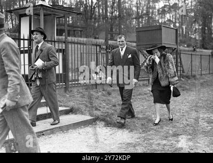 Oggi, dopo essere stato vinto martedì ad Harringay, abbiamo visto i vincitori al Sandown Park. Qui è con sua moglie che ha trascorso diverse settimane come "vedova del pugilato" mentre Joe si stava allenando per la sua feroce lotta con Bruce Woodcock. 19 aprile 1947 Foto Stock