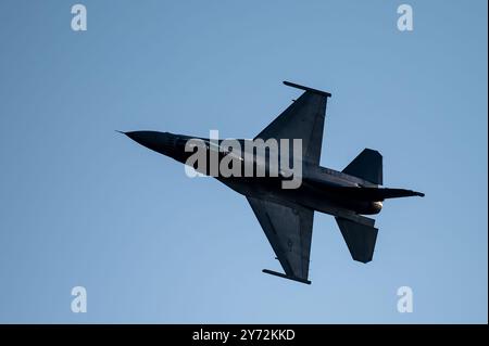 Il capitano Taylor "FEMA" Hiester, comandante e pilota dell'F-16 Viper Demonstration Team, esegue un passaggio a coltello durante l'internat Sanicole Foto Stock