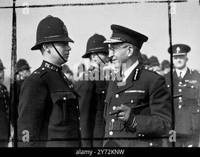 cento50 reclute, ha appena completato il loro corso di formazione di tre mesi per la polizia metropolitana, ha preso parte a una "fuga" dalla rabbia presso la scuola di addestramento della polizia metropolitana di Hendon, vicino Londra. - Immagini: Sir Harold Scott, Commissario di polizia della metropoli, visto chiacchierare con uno dei nuovi "bobby" di Londra, il ventunenne John Garrett, un irlandese che ha servito durante la guerra con gli East Lancs in Nord Africa, Italia e Palestina. - 14 aprile 1947 Foto Stock