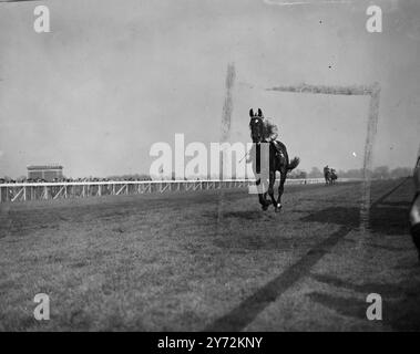 C'è stato un continuo sole luminoso per il secondo giorno del primo incontro primaverile a Hurst Park oggi. Le immagini mostrano: Dov'era il fratello di Dante E.. Smith su richiesta di Sir Alfred Butt segna una facile vittoria contro il famoso Sayajirao del Maharaja di Baronda nelle Henry VIII Stakes di Hurst Park oggi. 12 aprile 1947 Foto Stock