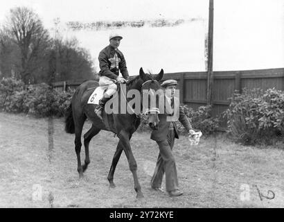 Le gare sono state riprese oggi al Kempton Park per la prima volta da prima della guerra. L'immagine mostra: Sig. P. Il Philadelphia II di G Thompson, con Cliff Richards in sella, è guidato dopo aver vinto He Rosebery Stakes, evento importante sulla carta di Pasqua di questo pomeriggio al Kempton Park. 5 aprile 1947 Foto Stock