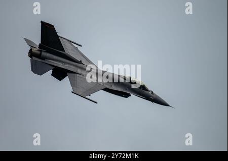 Il capitano Taylor "FEMA" Hiester, comandante e pilota dell'F-16 Viper Demonstration Team, esegue una manovra a triplo rollio durante il Sanicole Int Foto Stock