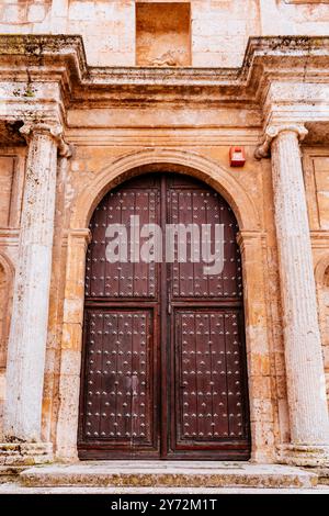 Dettaglio Puerta del Cierzo, sulla facciata nord. La chiesa di Nuestra Señora de la Asunción a Tarancón è un tempio parrocchiale di origine gotica, anche se io Foto Stock