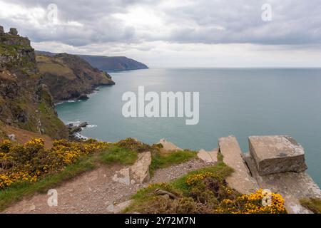 La costa del Devon settentrionale vicino a Wringcliff Bay, Valley of Rocks, Devon, Regno Unito Foto Stock