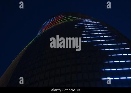 Visione notturna delle torri di fiamma. Baku, Azerbaigian. Foto Stock