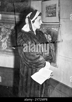 Sua altezza reale la Duchessa di Kent questo pomeriggio ha aperto una mostra di dipinti di membri del club internazionale di arti femminili presso le gallerie della Royal Society of British Artists, Suffolk Street, Pall Mall, Londra. 14 marzo 1947 Foto Stock