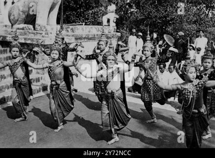 Dio del popolo pigro, ha i suoi problemi. - Le Maidens ballavano ad un ritmo antico. Si tratta di una danza rituale, i cui movimenti formali sono stati tramandati nel corso dei secoli. I musicisti, seduti a croce. Dietro i ballerini suonano la musica cambogiana che ha ispirato il grande compositore francese Debussy. Non è scritto, ma è passato di padre in figlio, e nessun nuovo treno è stato composto in tempi moderni. Foto Stock