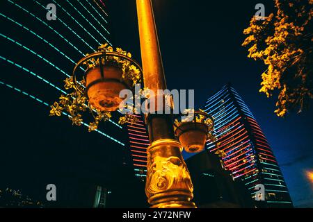 Visione notturna delle torri di fiamma. Baku, Azerbaigian. Foto Stock