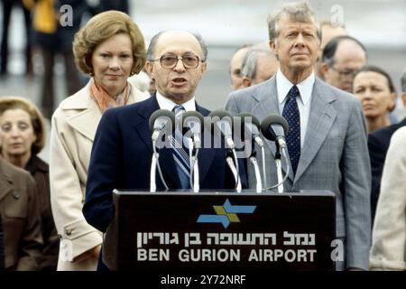 LOD, Israele. 23 luglio 2014. FOTO D'ARCHIVIO: Jimmy CARTER avrà 100 anni il 1° ottobre 2024, Meafterem BEGIN, primo ministro israeliano, si erge al leggio, sullo sfondo il presidente americano Jimmy CARTER, qui all'aeroporto Ben Gurion di Lod, foto non datata, ? Credito: dpa/Alamy Live News Foto Stock