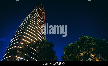 Visione notturna delle torri di fiamma. Baku, Azerbaigian. Foto Stock